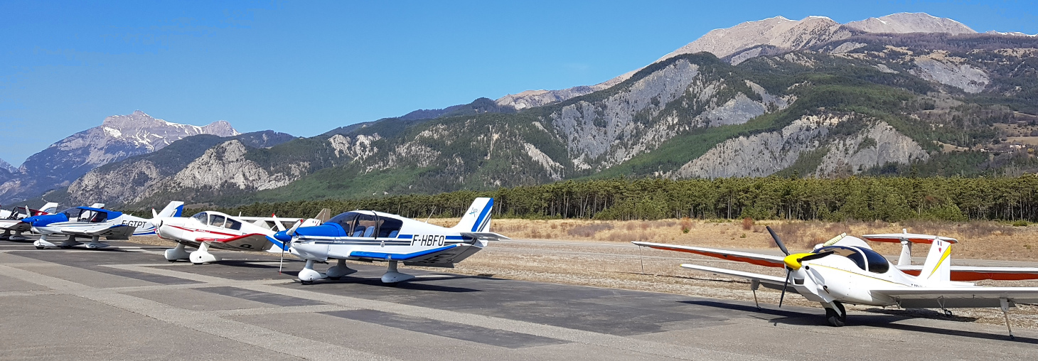 5 avions garés sur le parking de Barcelonnette au cours d'une sortie de la section
